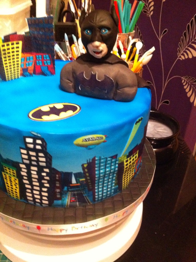 45bakerst's tweet photo. Wee batman cake for my friend https://t.co/9JHcxuclkb