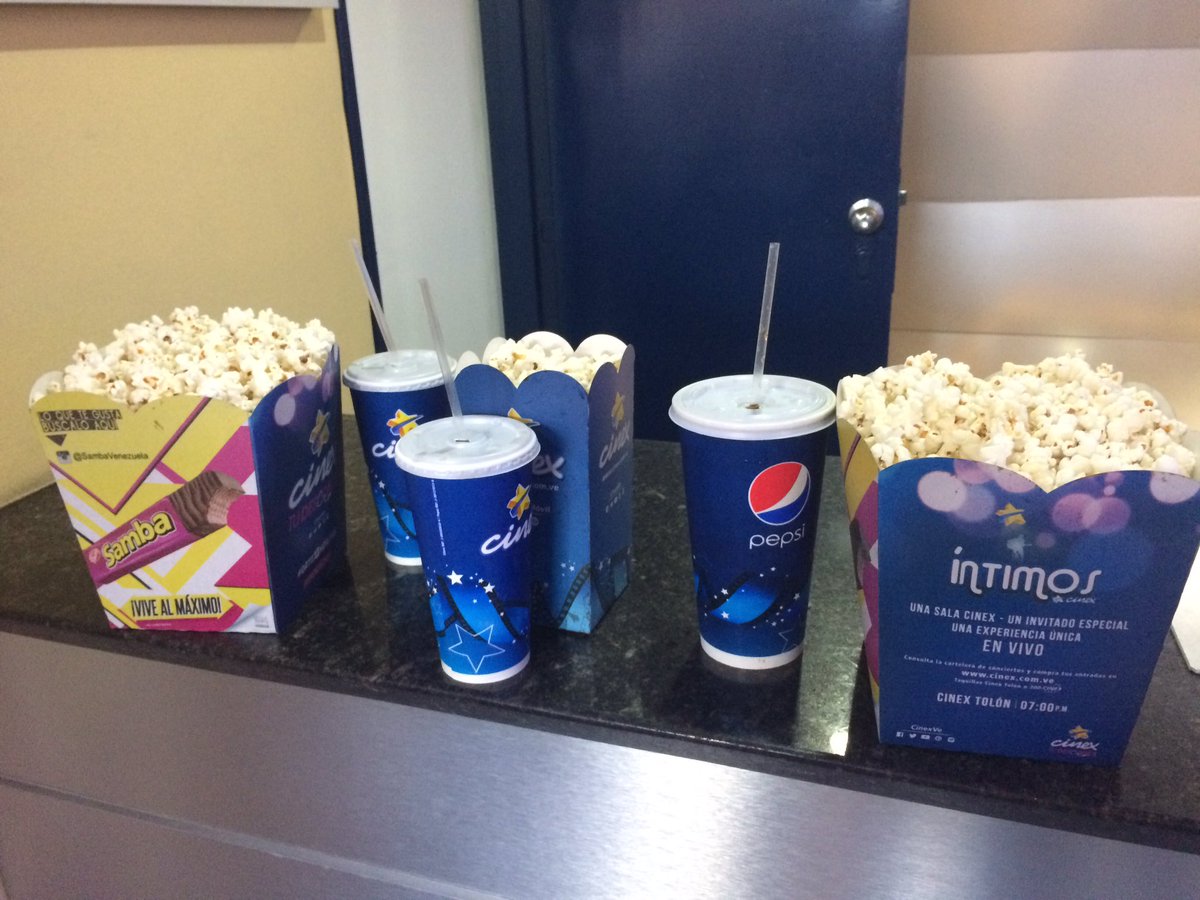 Leonardo_Padron's tweet photo. Tres cotufas, tres refrescos: 5.345 Bs!!! Ir al cine ya es otro placer prohibido. https://t.co/kawN9woYwb