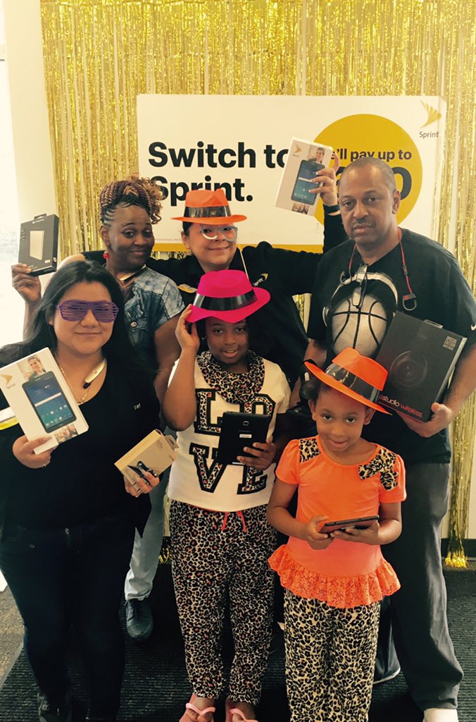marabeans's tweet photo. Cindy helps the Benthro family get more for their money @ #sprint through a quick bill analysis @DMose28 https://t.co/6smruHSrrD