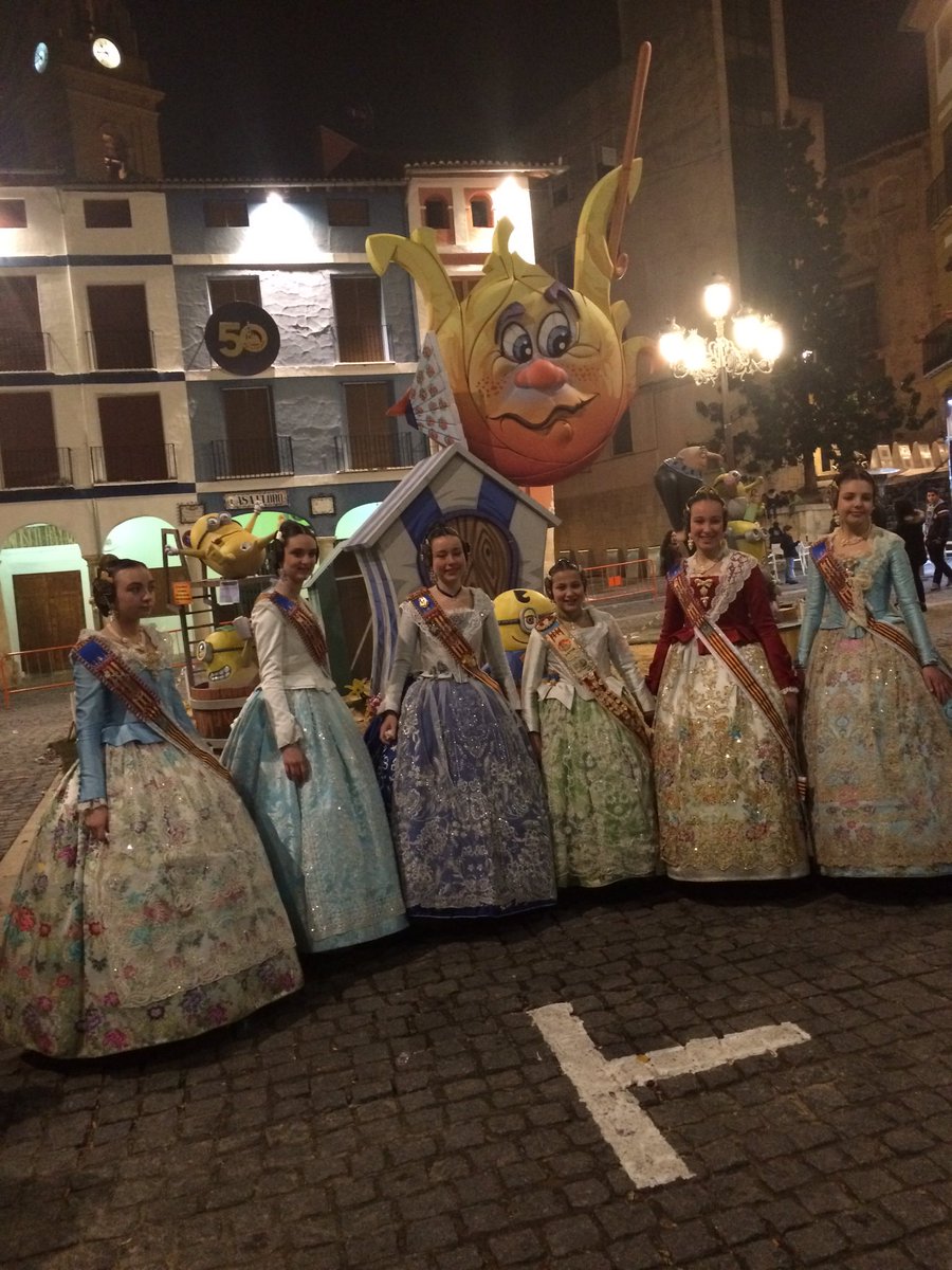 JLFXATIVA's tweet photo. Les Falleres Majors de Xàtiva han acudit a @acfallamercat minuts abans de la seua cremà amb motiu del 50 aniversari. https://t.co/bCS7N2OUFy