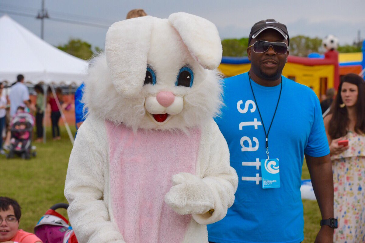 mybaysidechurch's tweet photo. Pastor @BurnardScott hanging out with the Easter Bunny! #Eggolution https://t.co/paPqbyzBIa