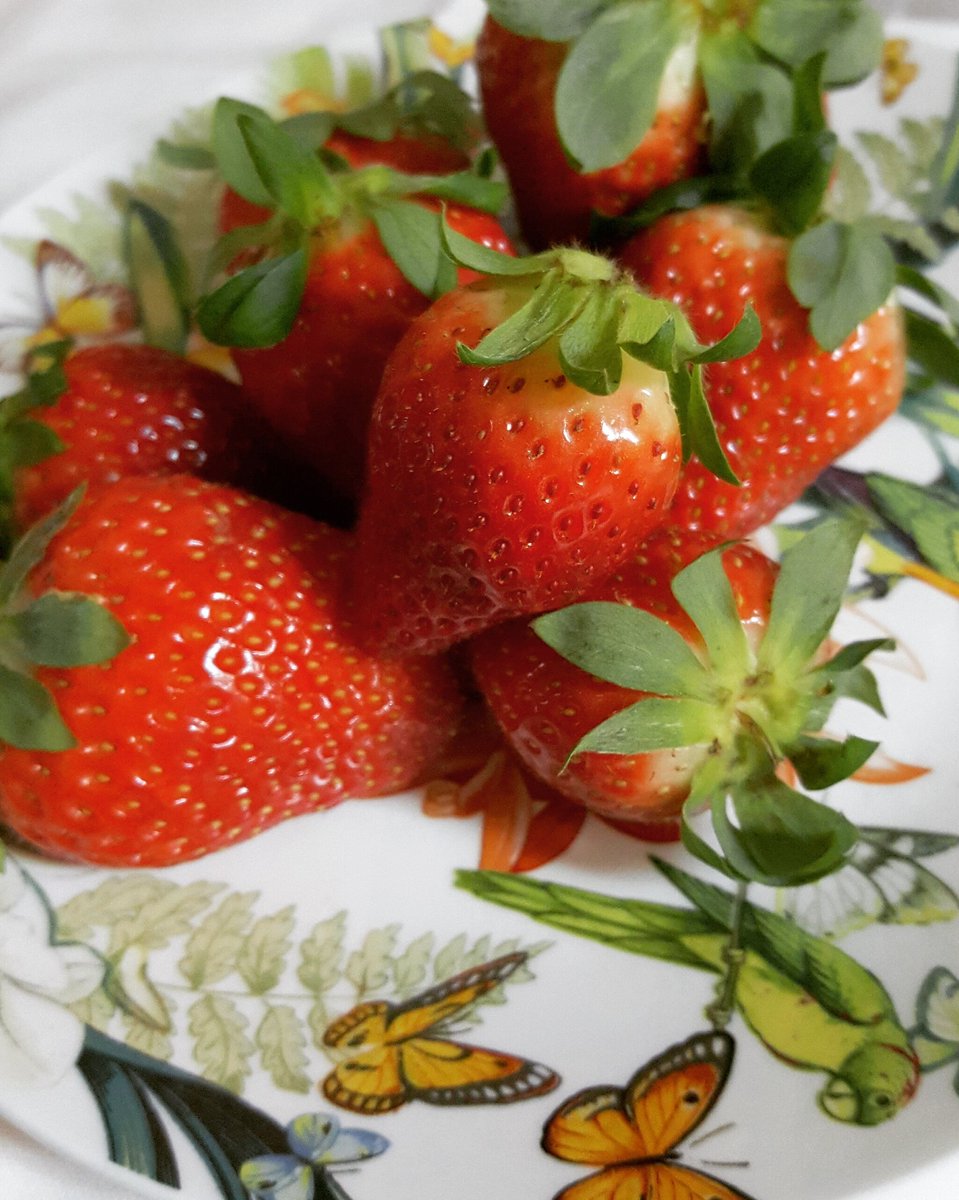 labiosdmenta's tweet photo. #fresas #vitaminas A, C, D, E, K, Grupo B, Ácido Fólico, Potasio, Antioxidantes... https://t.co/Et08yNhJxV