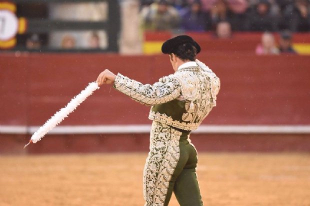 LA CRÓNICA DE PLATA- Ángel Otero entre el olvido del encierro cultoro.com/ferias/fallas-…
