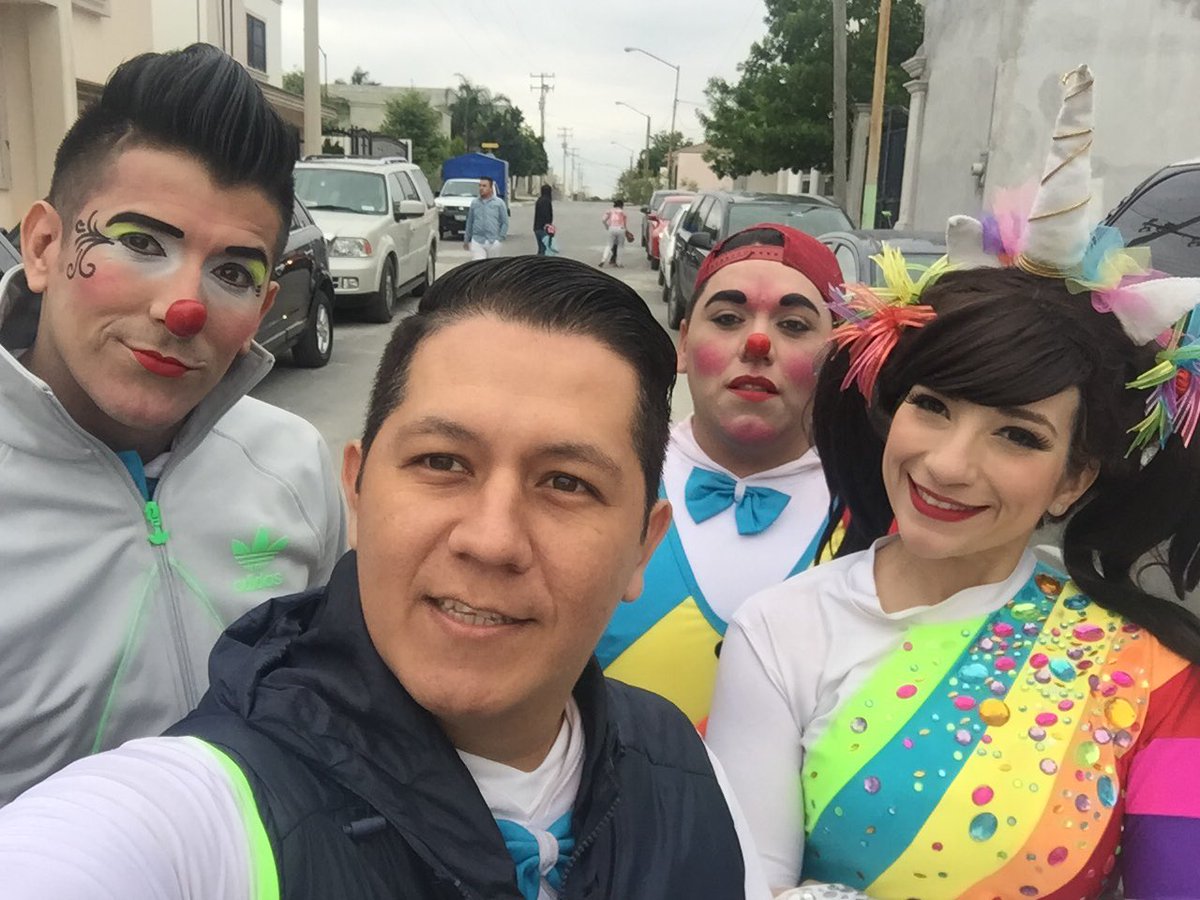 relamido's tweet photo. Working-ing, Giging-ing #guisando #showdelaalegria #vidapiñatera @tikoconk https://t.co/zsVTcEDJKd