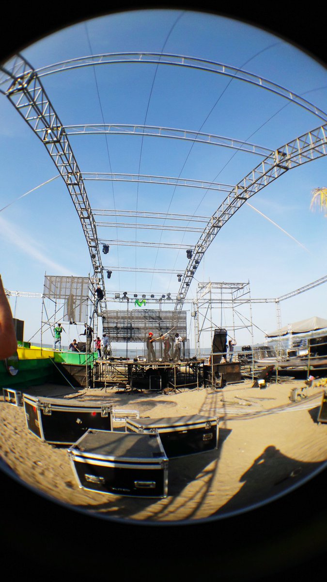 LocoFridays's tweet photo. Luego de un #LocoFridays no merecemos un concierto con @djjuicym en la casa de la música electrónica @WeekendBeachC. https://t.co/XZwothYWqx