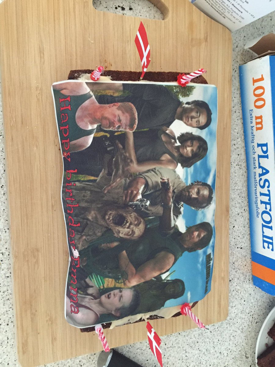 piscesfullmoon's tweet photo. My birthday cakes were perfect ππ©π°β£ #WalkingdeadCake #Cake #Walkingdeadtheme #othello #brownie https://t.co/FPHk3nCeYa