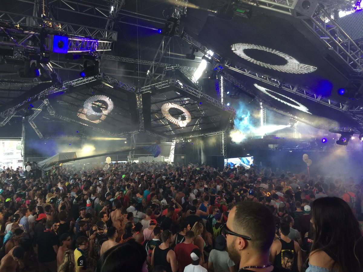 DJmag's tweet photo. Oh yes oh yes! We're at the @Carl_Cox stage at @ultra, @richiehawtin is killing it! https://t.co/DdbzgL9ybl
