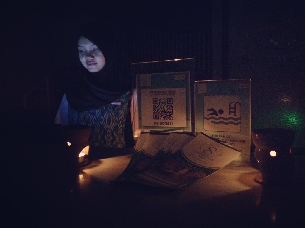 syariahsolo's tweet photo. Ini aksi kita dalam support Earth Hour Campaign 2016 semalam. Aksi kecil,bermanfaat bnyak @soloinfoID @FeryMokoginta https://t.co/w3haiH9PrF