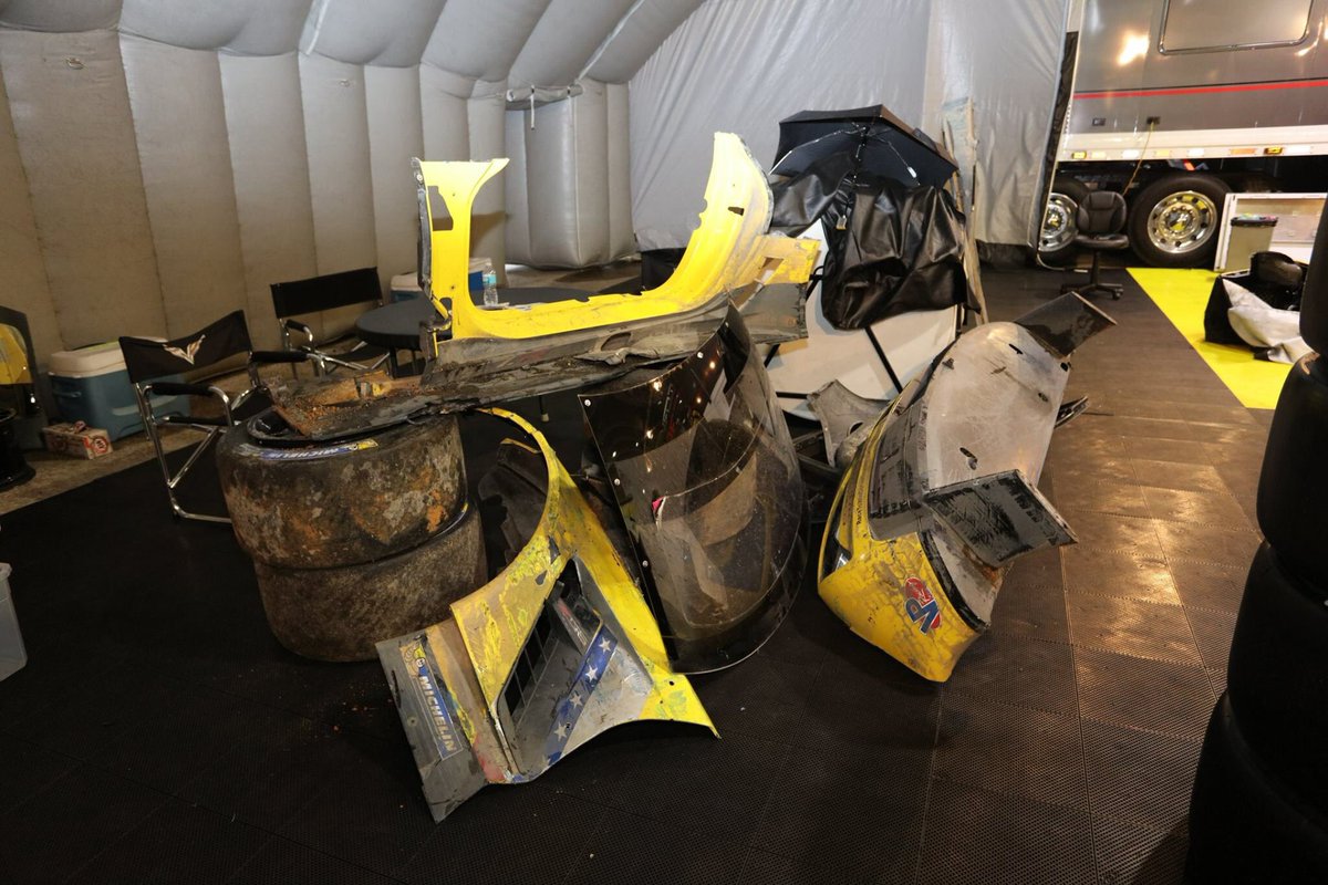 badboyvettes's tweet photo. Pics of the #3 damage &amp; rebuild.  35 min from arrival to roll out.  Pics by @vetteheadracer #Sebring12 #NeverGiveUp https://t.co/tplRi80813