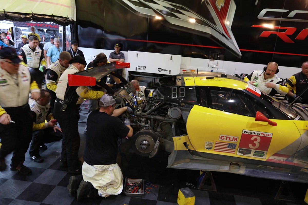 badboyvettes's tweet photo. Pics of the #3 damage &amp; rebuild.  35 min from arrival to roll out.  Pics by @vetteheadracer #Sebring12 #NeverGiveUp https://t.co/tplRi80813