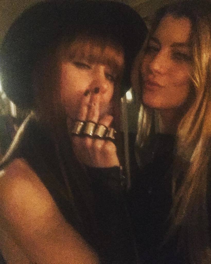 South vibes in Paris #reunitedsisters @jannahroy #majestybalck by marine_weissenbach ift.tt/1RbxRhz