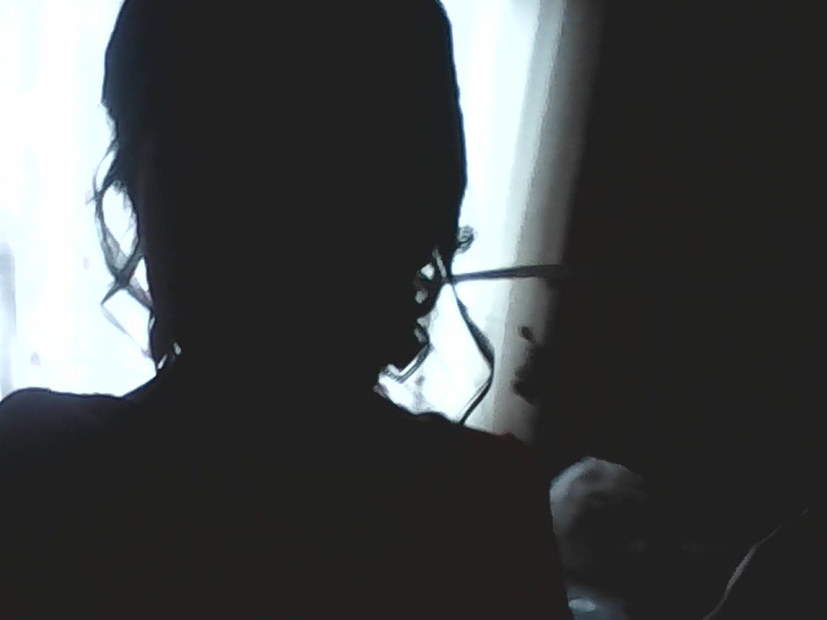 Ocultamos sentimientos,
~ algún día se irán ¿no?
Intentamos esconderlos..
Pero están ahí,
Pegados como sombras.