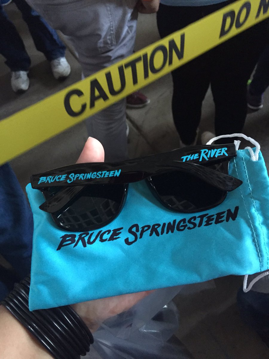 SilRigote's tweet photo. 😎🎸 #LANight3 #brucespringsteen #TheRiverTourLA https://t.co/2lp8PfmMD3