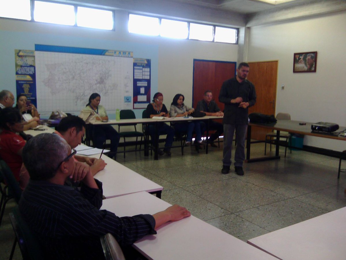 carloslazaro's tweet photo. DocentesyEstudiantes @uptdelara compartieron con @cefirevolucion conversa sobre Guerra Económica y Economía Política https://t.co/WIF37IpiNg