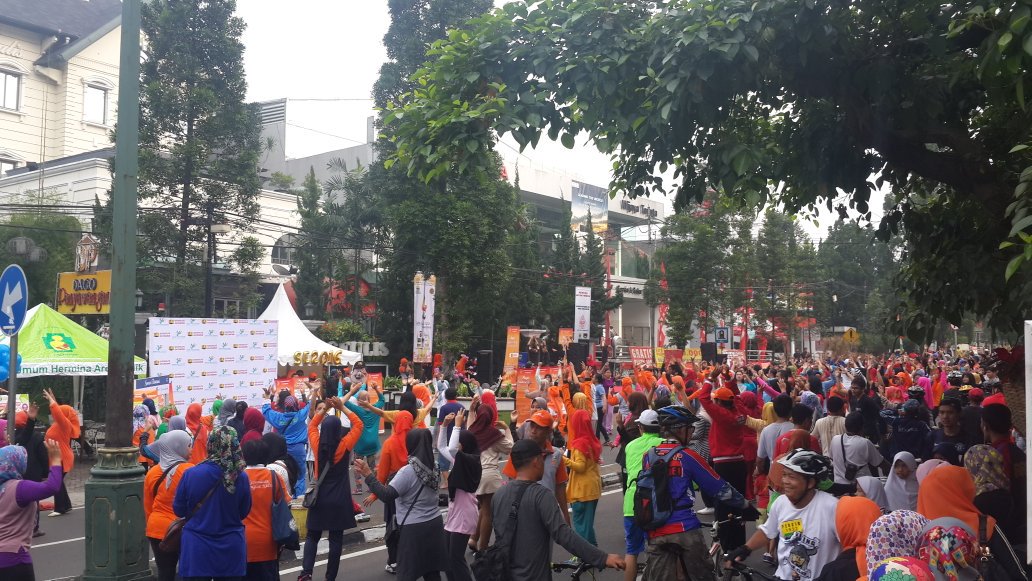SE2016BdgKota's tweet photo. Ditunggu kehadirannya pd sosialisasi SE 2016 di CFD dago...ikuti juga talkshow dan lomba2nya https://t.co/jQaVwfrIBZ