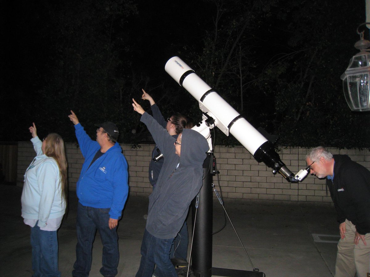 otastro's tweet photo. Join us in #Monrovia 2nite for #SidewalkAstronomy. Myrtle/Lime corner #LibraryPark. #Jupiter #Moon https://t.co/1dpDp2EVCv