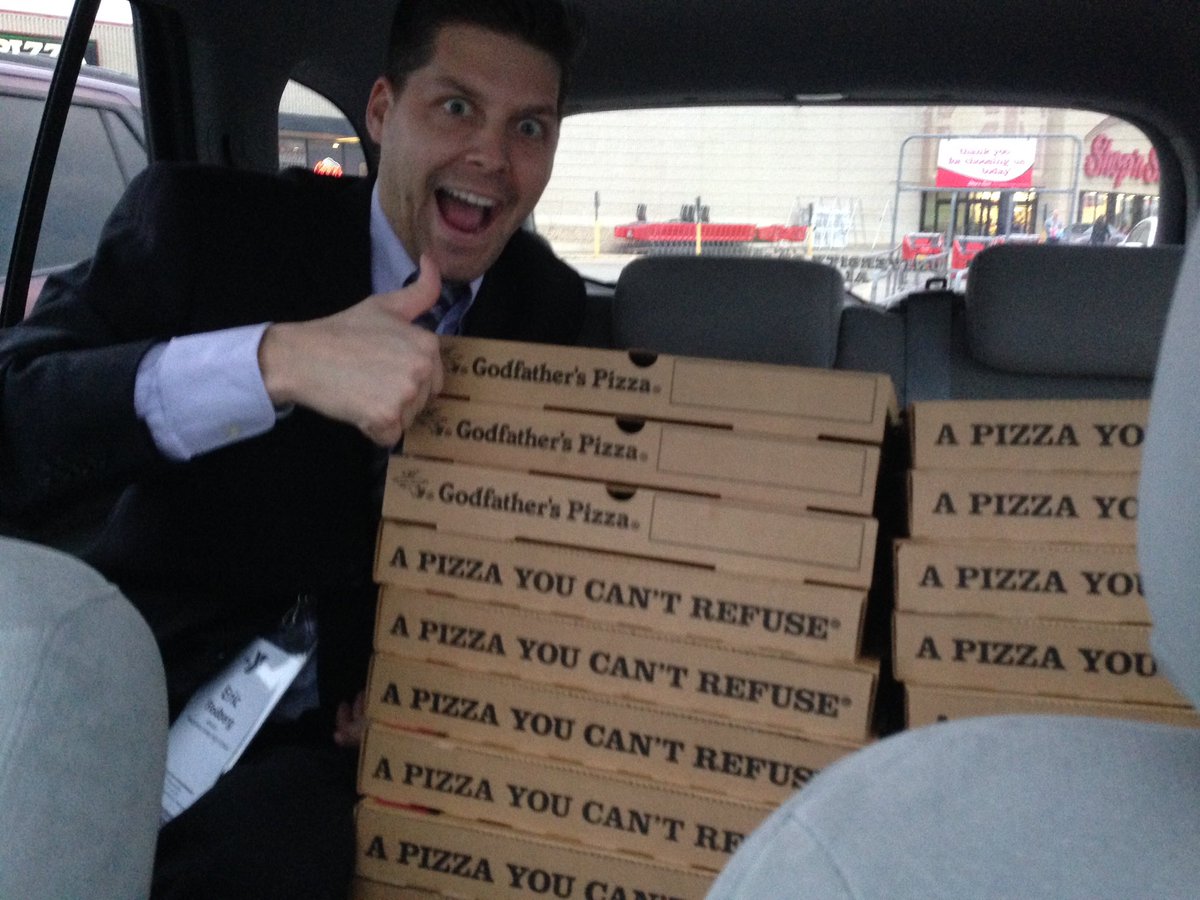 MeganVoitik's tweet photo. Alright youth and gov, think we've got enough pizza? #20boxes @ChrisWolak1 @WaubonsieGolf π https://t.co/9kT8ju7Wtf