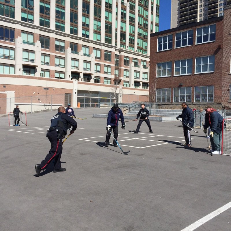 RickandMikeNos's tweet photo. Good Canadian Fun @TorontoPolice @CoachsCornerCBC @TPS13Div https://t.co/8C7bocsUyt