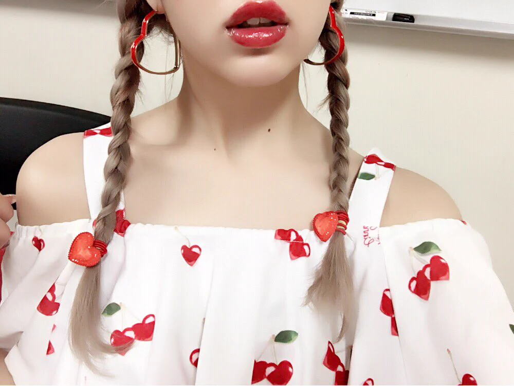 オフショルダー衣装の藤田ニコルが、想像を絶する可愛さであった件..ww