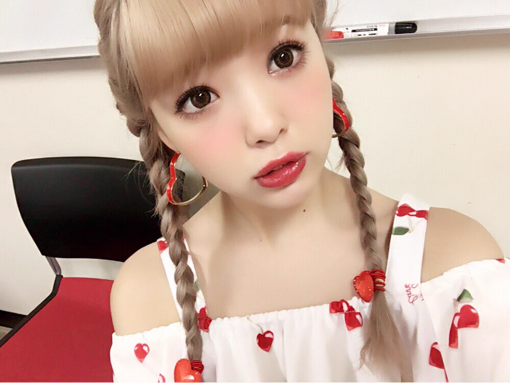 オフショルダー衣装の藤田ニコルが、想像を絶する可愛さであった件..ww