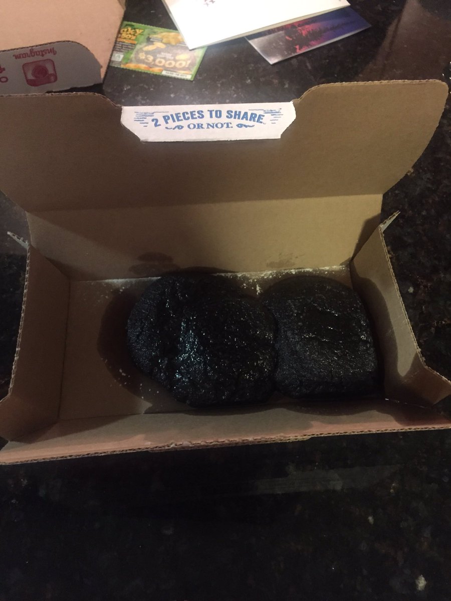 SamssaAli's tweet photo. Really @dominos, really? This is an inadequate molten lava cake. I'm so angry I could erupt #dobetter #dominosfail https://t.co/5aOho4IsO5