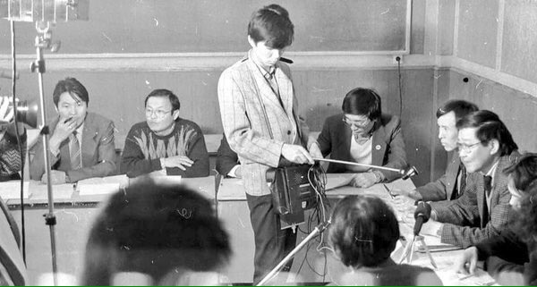 Анх 'Ардчилалыг дэмжинэ' гэж гэдэг бсан
Одоо яагаад эсрэг гажуудуулаад явчихаваа?