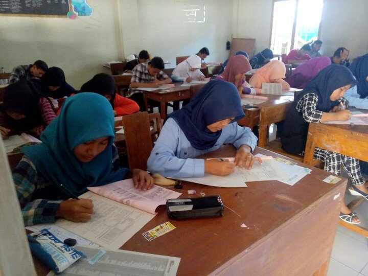 watespahpoh's tweet photo. Casello Try Out 2016 udah mulai. Nampak temen temen sdh mulai ngerjain soal. Semangat yah :) #CTO2016 @Casello_SHS https://t.co/C1HedeSWQa