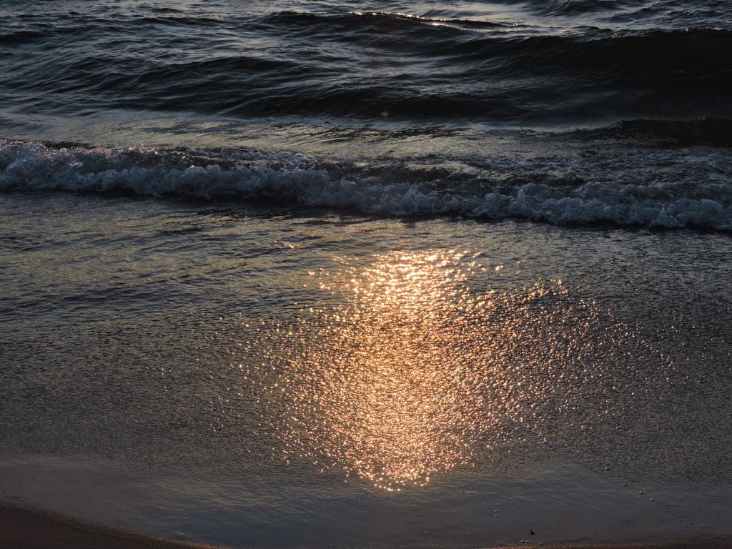 skipper99g's tweet photo. A cold & windy at Lake Michigan tonight but we has a sunset. #LittlePointsable https://t.co/cax0pFKPYS