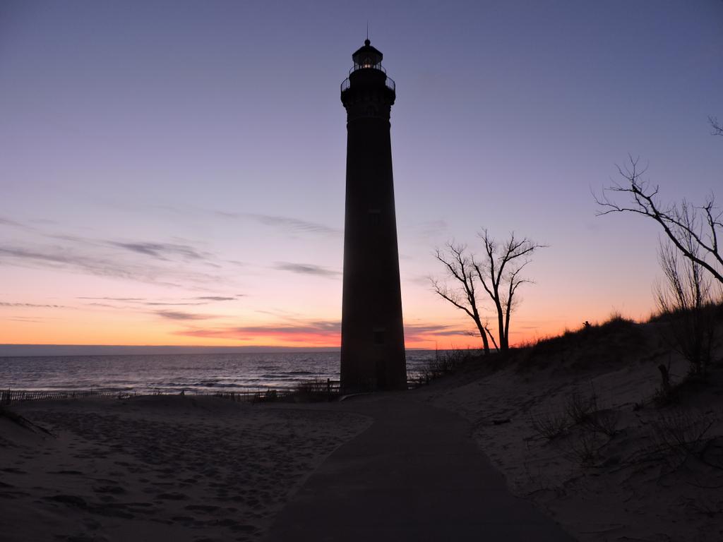 skipper99g's tweet photo. A cold & windy at Lake Michigan tonight but we has a sunset. #LittlePointsable https://t.co/cax0pFKPYS