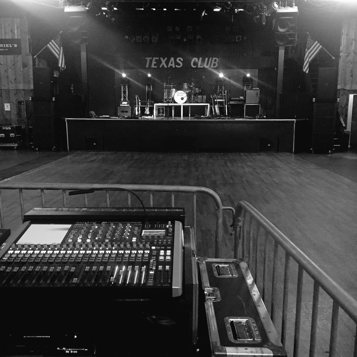 Good to be back in Baton Rouge <a href="/TheTexasClub/">Texas Club</a>!!  Doors are about to open so come join the party // Showtime: 10:30🤘🏼🐯