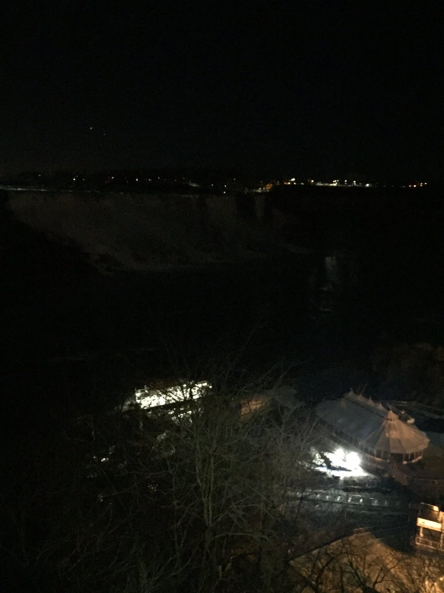 KevinHurren's tweet photo. When you get to Niagara Falls and it's #EarthHour2016... #IthinkIseeit #romance #allofthelights #ousaGA https://t.co/rpi71bAPY6