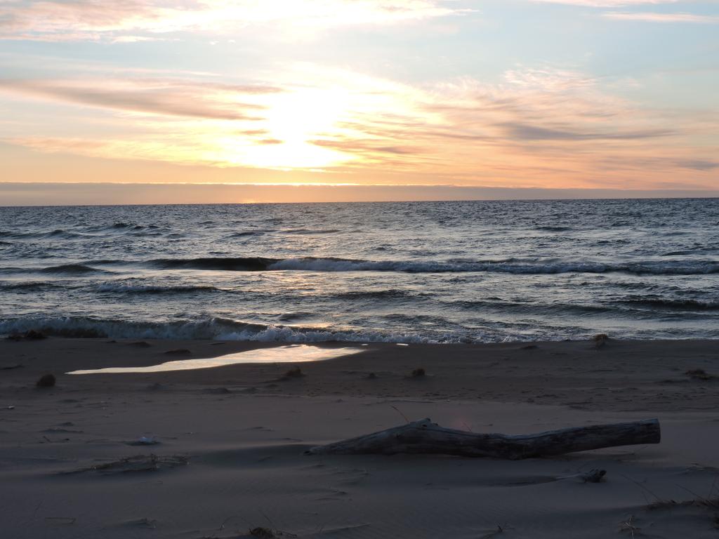 skipper99g's tweet photo. A cold & windy at Lake Michigan tonight but we has a sunset. #LittlePointsable https://t.co/cax0pFKPYS