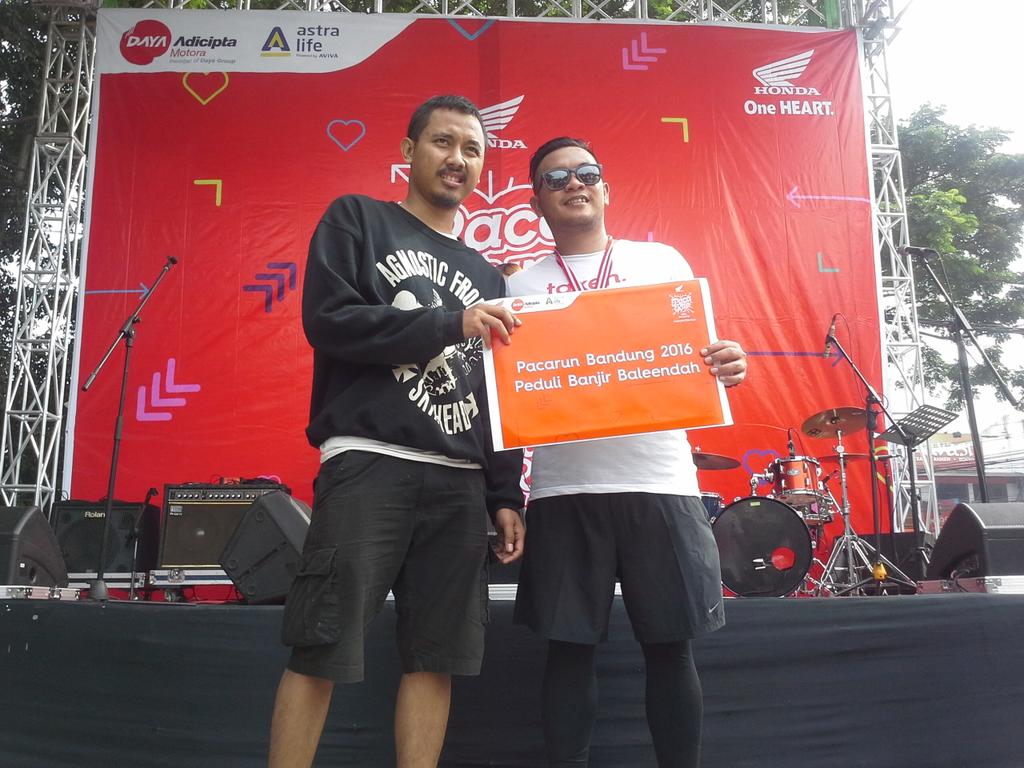 Penyerahan donasi dari perwakilan <a href="/pacaRUN/">#pacaRUN2016</a> untuk rekan-rekan yang terkena banjir di Bandung Selatan #SatuHATIberlari