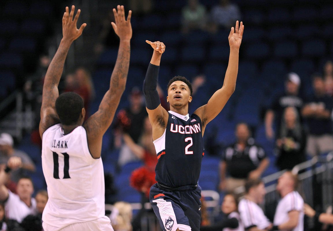 SPORTalkUConn's tweet photo. What a season. Nothing to be ashamed of here #Huskies fans! RETWEET to thank this team for a great year! #UConn https://t.co/rGhs55irXX