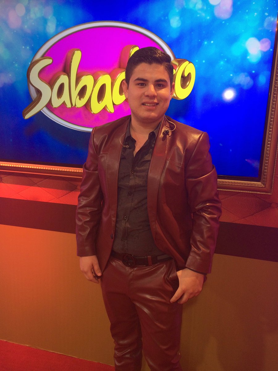 SabadazoOficial's tweet photo. Aquí le daremos su patadita de la buena suerte para que tenga todo el éxito del mundo. @AlfredoOlivas_ en #Sabadazo🎉 https://t.co/RcejGx05e0