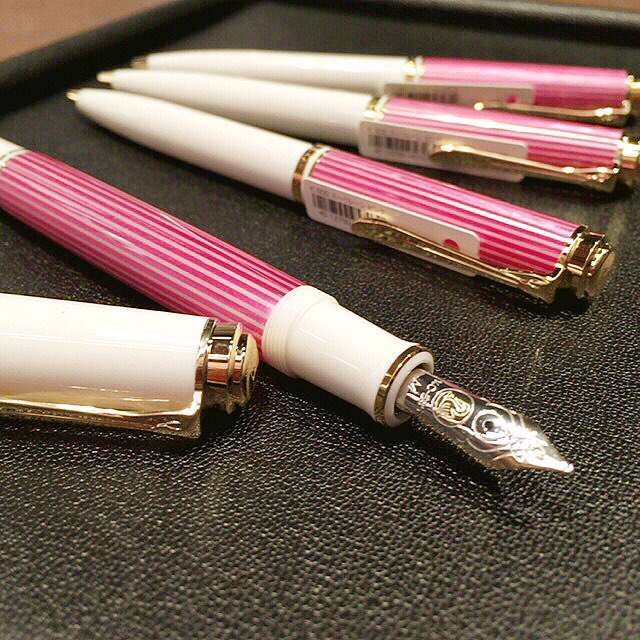 梅田 蔦屋書店 お待たせしました ペリカン スーベレーンm600 ピンク再入荷いたしました ご用意できた本数が僅かのため 店頭のみでの販売させていただきます ご了承ください 万年筆はm1本のみ お急ぎください 文具担当 万年筆 T Co