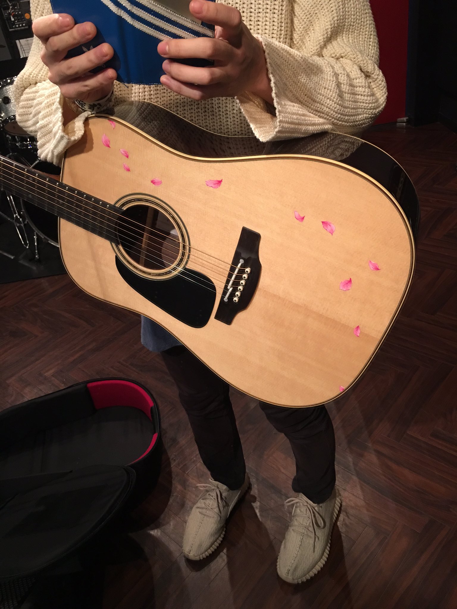 高橋優 いつものダブちゃんがメンテナンス中なので しばらくはこの桜ギターが練習相手 こちらもガンガン弾き込んで味のある音に仕上げたい さくらのうた 桜ギターは Takamine ダブちゃんとは Dove Gibson T Co Jqdbpuyg1f Twitter