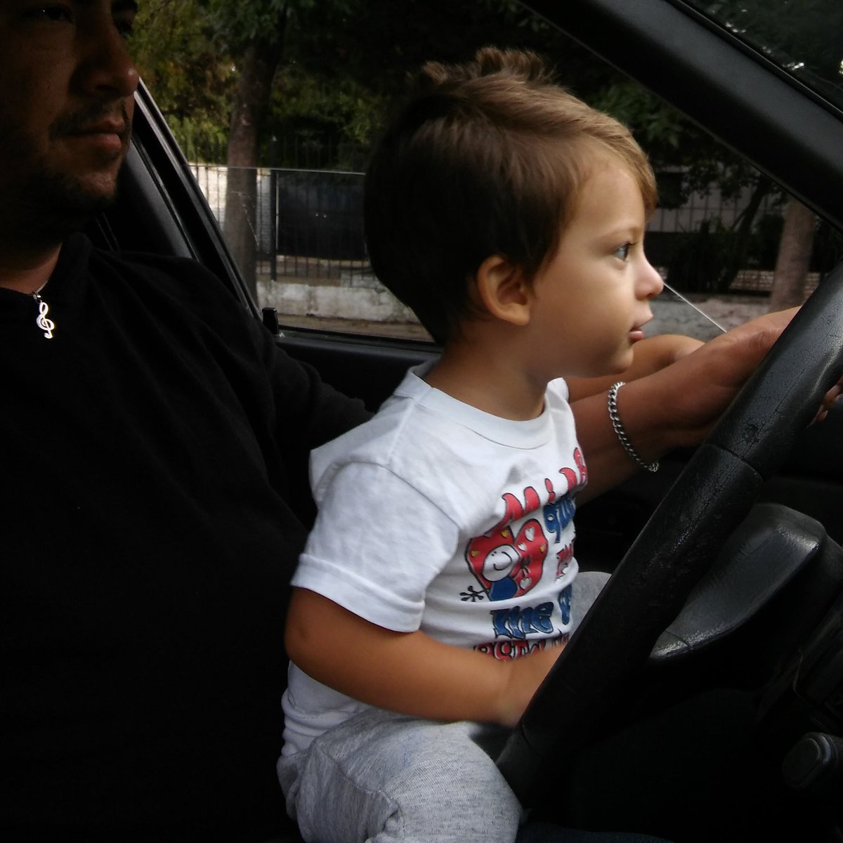 bere_pum's tweet photo. @pipocmc manejando con papá https://t.co/wkE8rUCguy