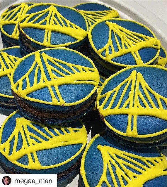 BakeTownHQ's tweet photo. "Warriors Themed Macarons" baked by Fancy Flavors #BakeTown https://t.co/0C2cawQc0c https://t.co/HY1pccQUrU