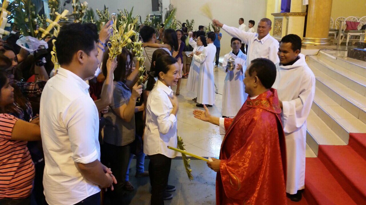 Sen. Poe attends Palm Sunday mass at St Therese in Lahug, few hours