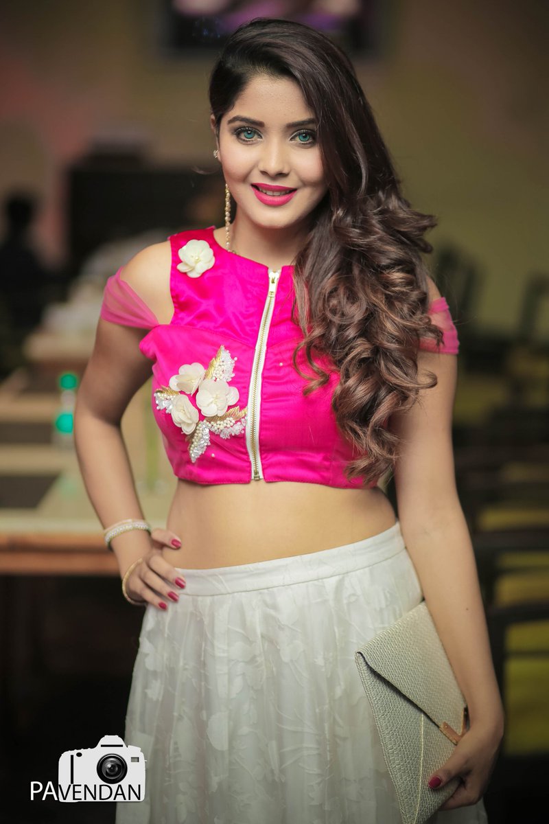 happy morning peeps😀😁twitter completes 10 years😇 congratulations twitter😍