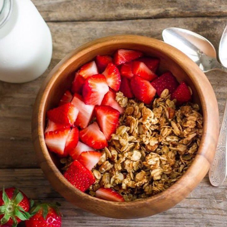 Sunday - we own you! 😉 Coconut oil with granola to kick start the day... 👌🏽🍓🍚 #coconutoil #breakfast #dubaifoodies