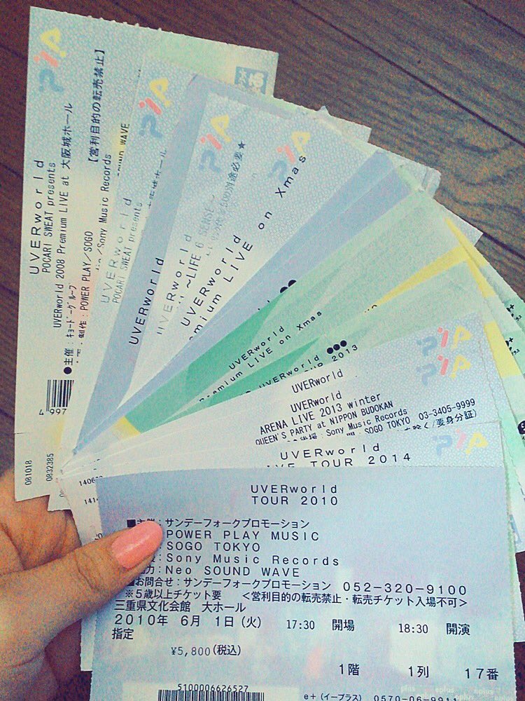_g3_s2's tweet photo. UVERworldの歴史の一部が掃除してたら出土（笑）2008年のうーばーが初城ホのやつに初武道館初ドームにアリーナ最前ドセンだった神チケ…てかクリスマスうーばーに捧げすぎ…S席で6500円とか昔どんだけぇ…なつい🙄昔に戻ってくれ🙄 https://t.co/35297Y7p1b