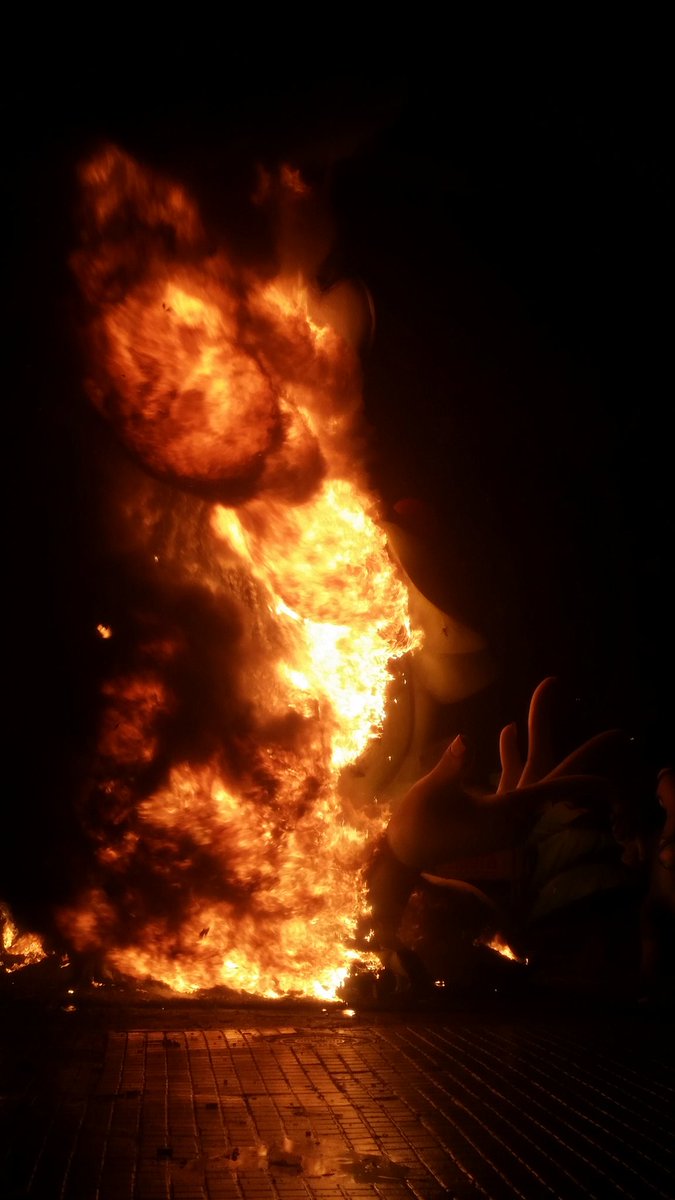 Así ardió Gaia. El fuego dando sentido a nuestra fiesta. 2016 ya es historia. Damos la bienvenida a las Fallas 2017.