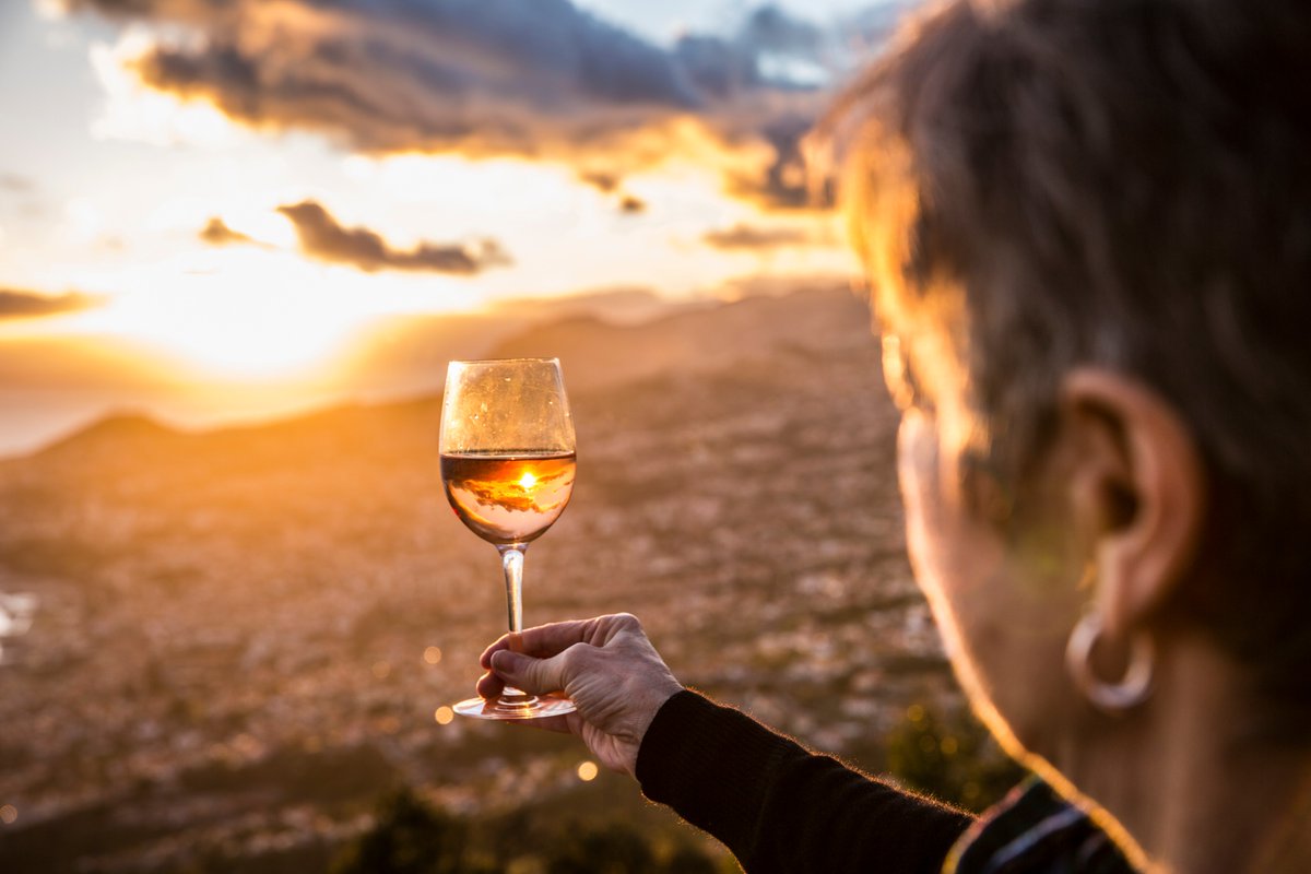 Cheers to another amazing sunset on Madeira!! <a href="/YourMadeira/">Your Madeira</a> #visitmadeira <a href="/MartaHenriques7/">Marta Henriques</a> #travel #portugal #sunset