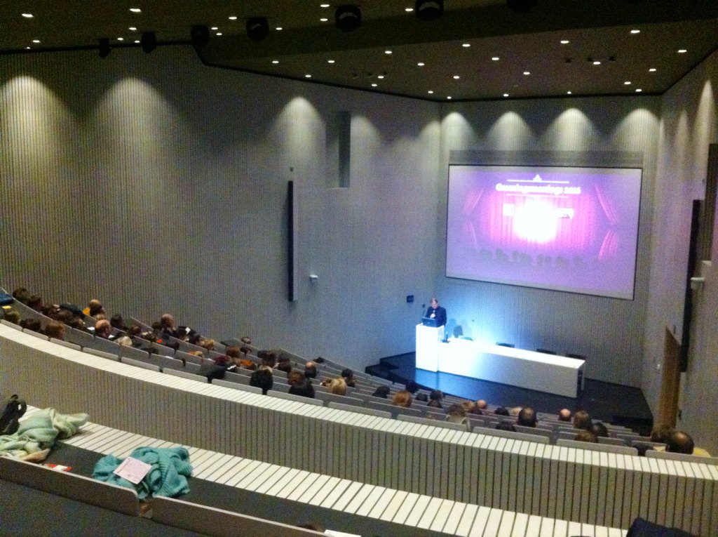 ColeAnnick's tweet photo. Groeningemeeting 2016 ... Alle neuzen in dezelfde richting #notenhof #azgroeninge https://t.co/liiA2UNVHl