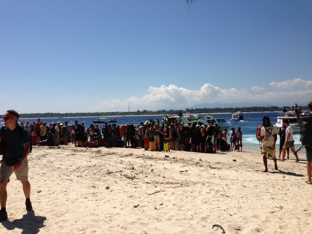 dsaat P.Bali mnymbt Hari Raya Nyepi esok hri, hri ini Gili Trawangan Lombok mnymbt wisatawan asing yg dtg dri Bali