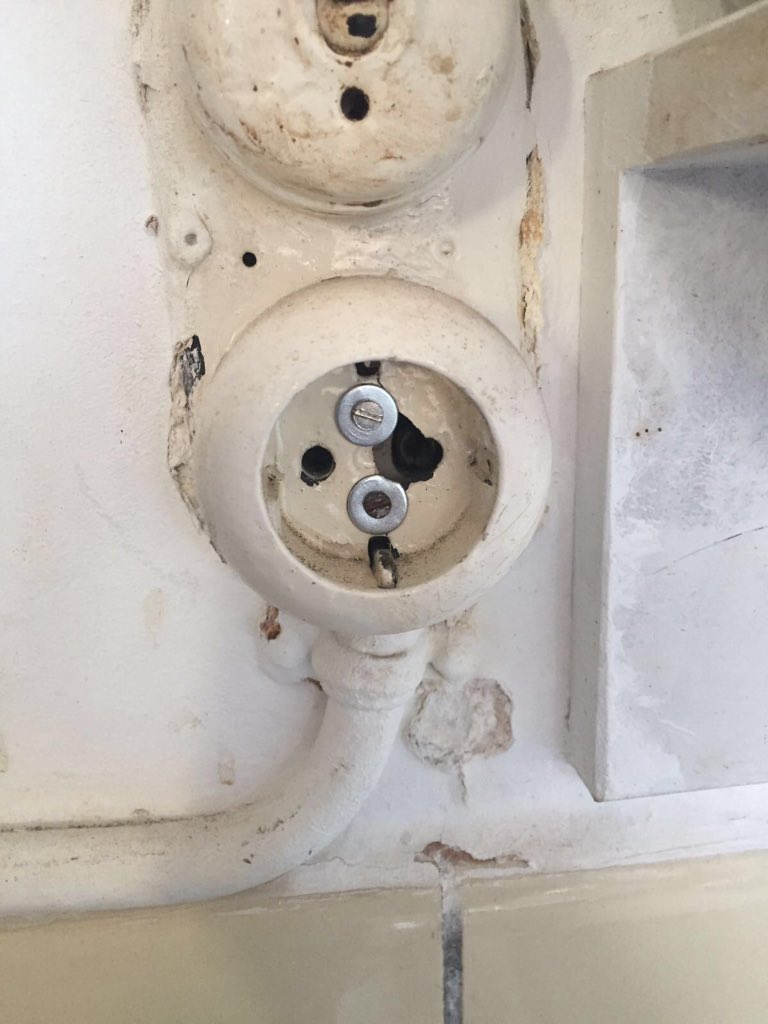 PimvdPoel's tweet photo. Vervangen?Maar het werkt toch!zei ze. @teundebeun 
#erkende @sterkin_nl installateur svp! @Brand_Onveilig #NEN3140 https://t.co/D9RH8koEBq