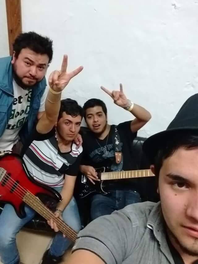 fernandobarker's tweet photo. En camerinos antes de salir en acción en foro independencia , Guadalajara Jalisco. https://t.co/5JD0p548tH