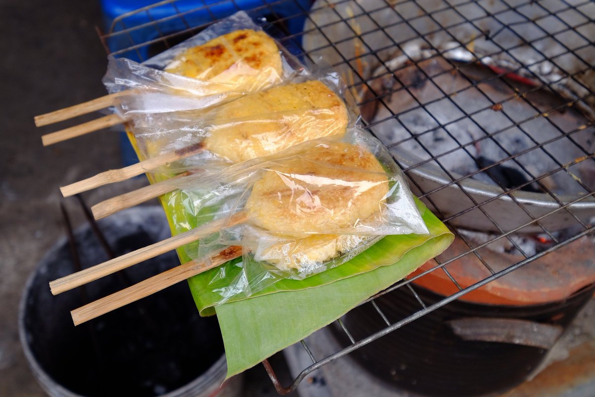 aorwiki's tweet photo. ของกินที่ #เชียงคาน แปลกตาดี ไม่ว่าจะเป็นกุ้งน้ำโขงเสียบไม้ หมูยอเสียบไม้ ซาลาเปาหน้าเป็ด ข้าวจี่ https://t.co/0VMCJTDblQ
